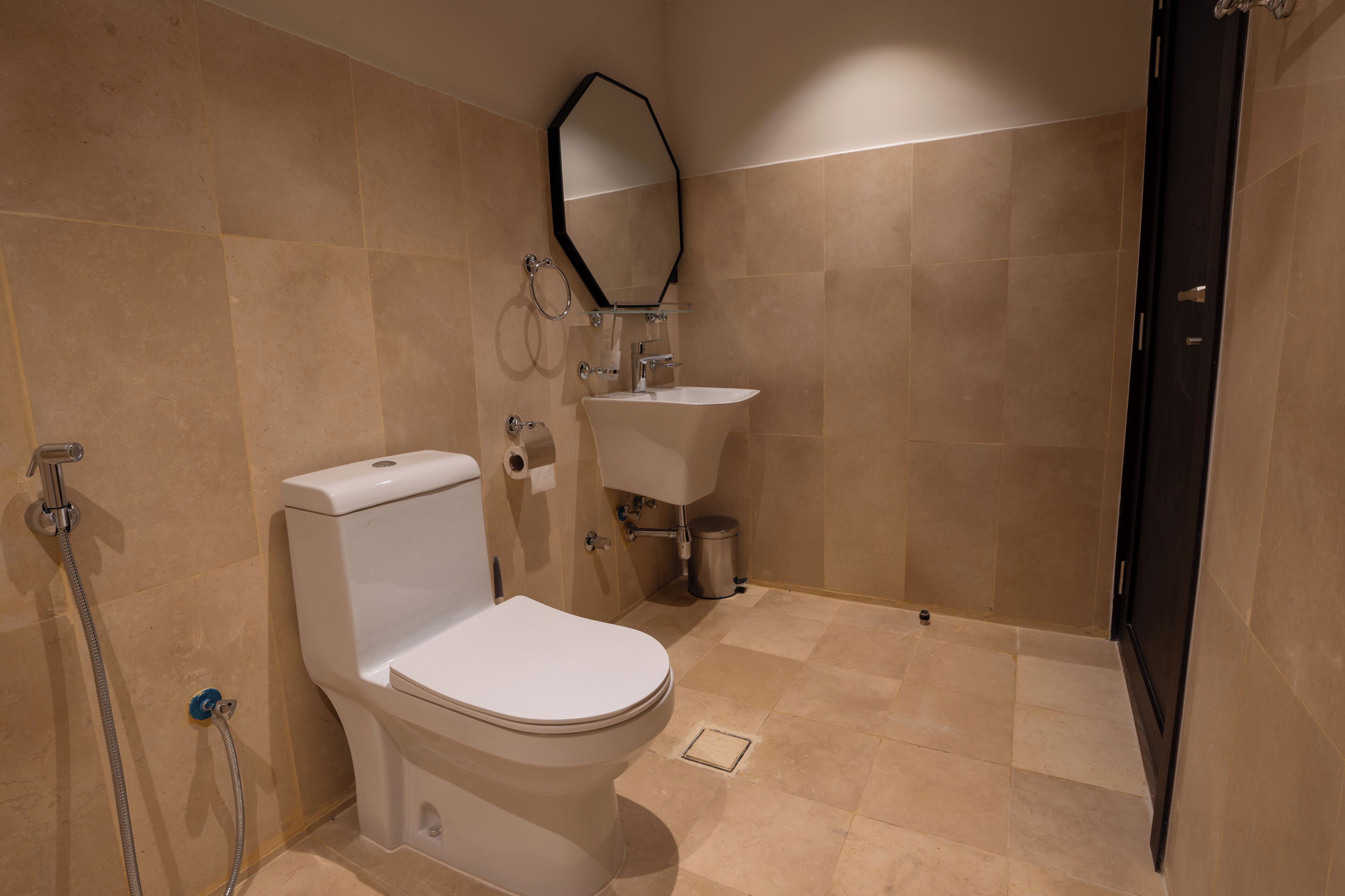 Un baño con inodoro, lavabo y ducha.