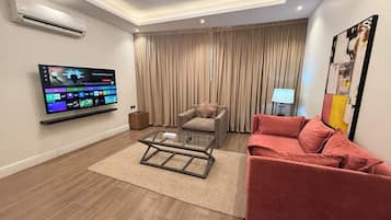 Family Suite, 1 King Bed, City View, Tower | Living area