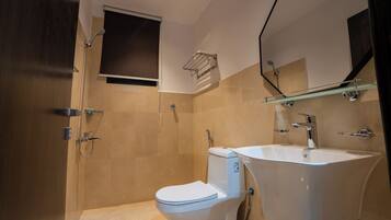 Familiesuite - 1 kingsize-seng - byudsigt - tårn | Badeværelse | Gratis toiletartikler, håndklæder, Sæbe, Shampoo