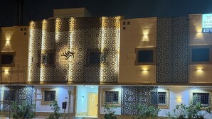 Een hotel met een moderne gevel, gekenmerkt door geometrische patronen en een opvallende entree.