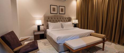 خزنة داخل الغرفة ومكواة/لوح كي وواي فاي مجانًا