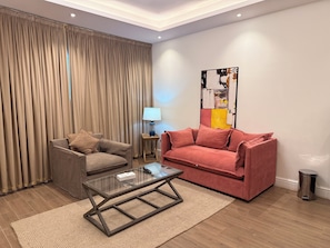 Familien-Suite, 1 King-Bett, Stadtblick, Turm | Wohnbereich