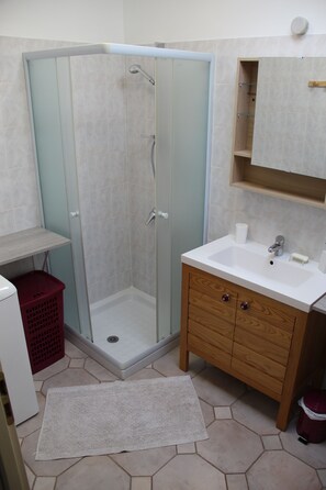 Bathroom - Le vieux four self-catering cottage in the countryside (Corbarieu)