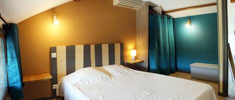 Iron/ironing board, travel crib, free WiFi