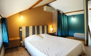3 bedrooms, iron/ironing board, travel cot, free WiFi - Le vieux four self-catering cottage in the countryside (Corbarieu)