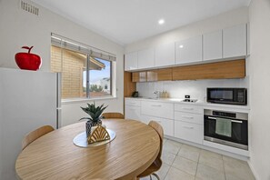 Coffee/tea maker, fridge, microwave, oven - Pure sunset bliss in West Beach, experience with friends or family (West Beach)
