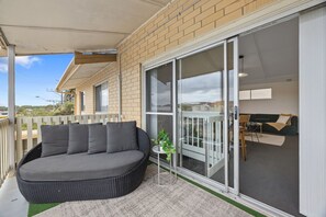 Terrace/patio - Pure sunset bliss in West Beach, experience with friends or family (West Beach)