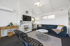 TV, books - Pure sunset bliss in West Beach, experience with friends or family (West Beach)
