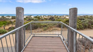Property grounds - Pure sunset bliss in West Beach, experience with friends or family (West Beach)