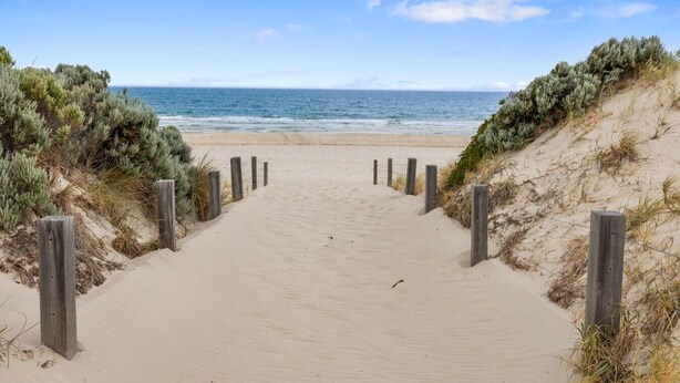 Beach nearby - Pure sunset bliss in West Beach, experience with friends or family (West Beach)