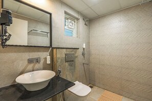 Klassieke kamer | Badkamer | Een douche, handdoeken, toiletpapier