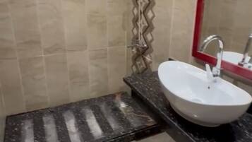 Secador de pelo, toallas, papel higiénico
