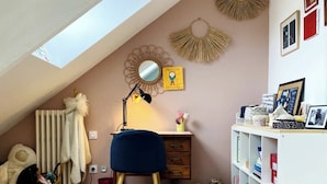 A cozy attic bedroom with a sloped ceiling, a desk with a lamp, a bookshelf, and a large window. - House Nantes center in private cul-de-sac (Nantes)