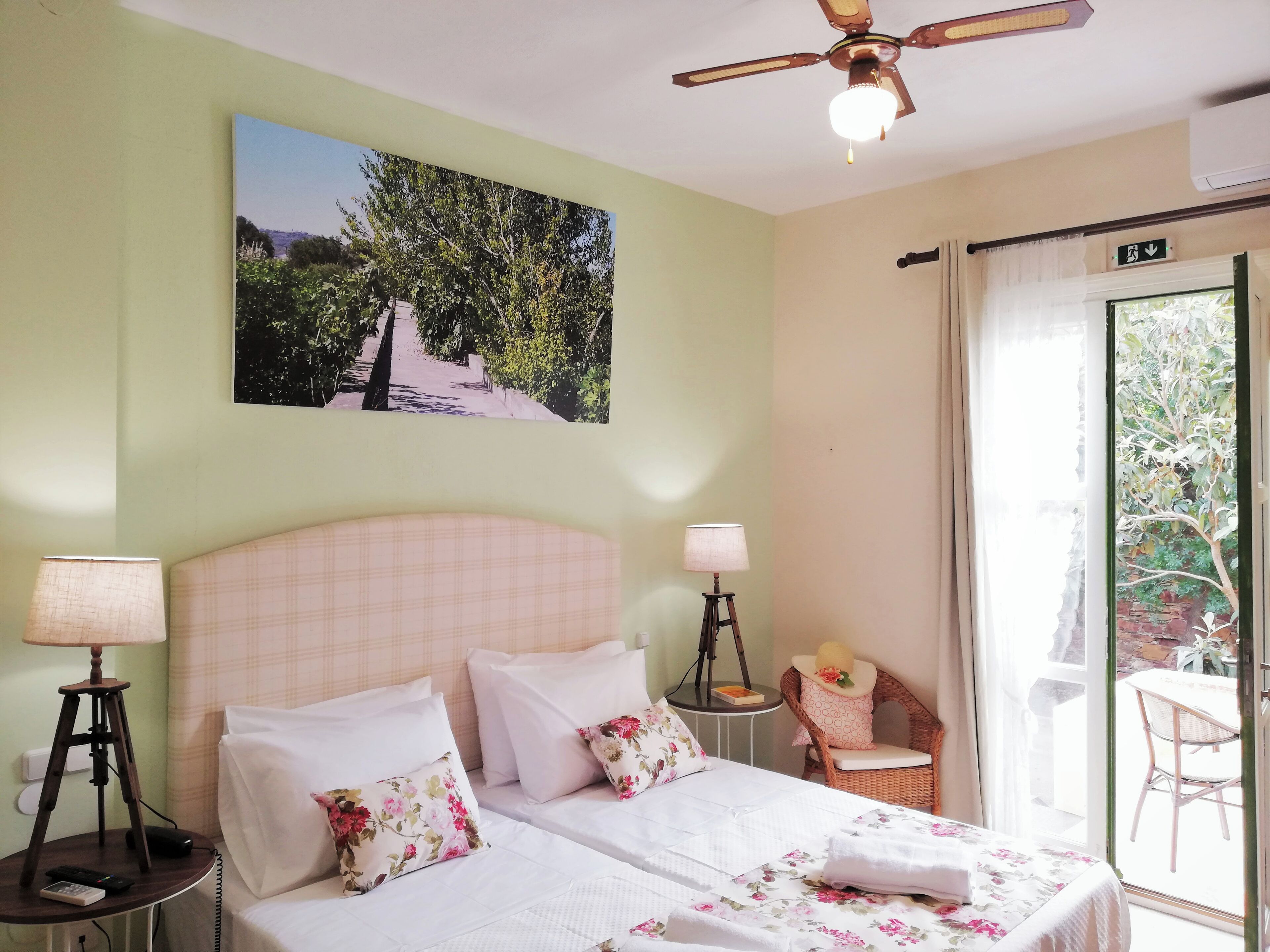 Phòng đôi hoặc 2 giường đơn phong cách cổ điển | Két bảo mật tại phòng, bàn, khu vực làm việc phù hợp cho laptop 