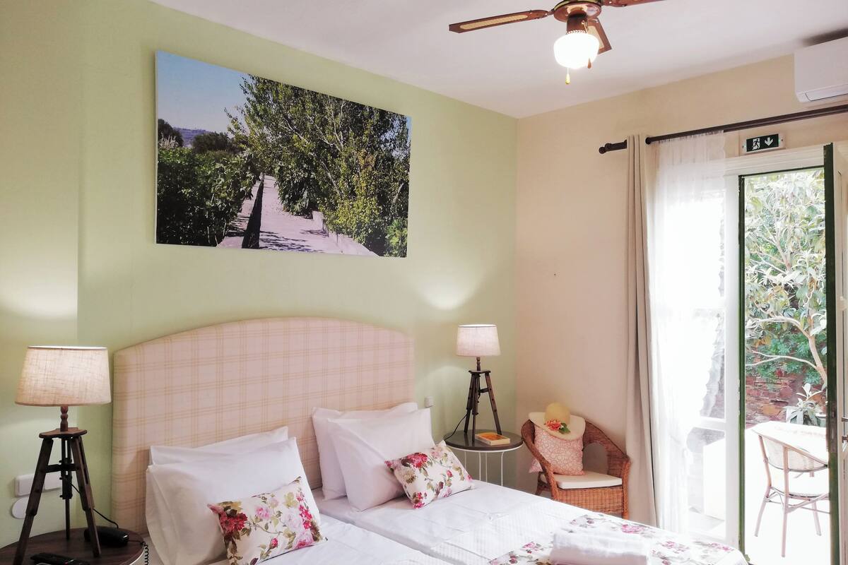 Phòng đôi hoặc 2 giường đơn phong cách cổ điển | Két bảo mật tại phòng, bàn, khu vực làm việc phù hợp cho laptop