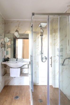 Studio Deluxe | Phòng tắm | Buồng tắm vòi sen, máy sấy tóc, dép đi trong nhà, khăn tắm