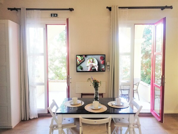Classic Studio | In-room safe, desk, laptop workspace, blackout drapes - BELLA CISTERNA (Chios)