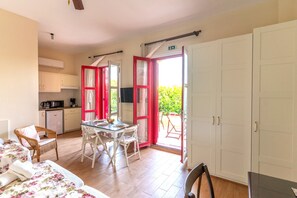 Caja de seguridad en la habitación y escritorio 