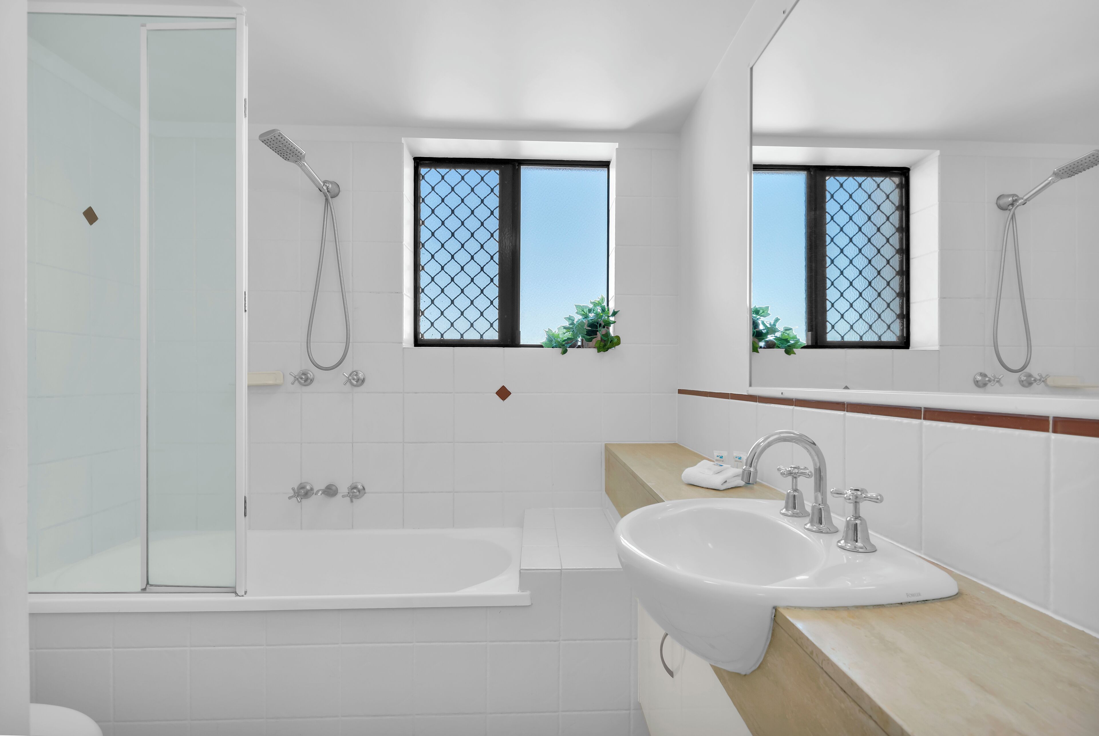Douche, séchoir à cheveux, serviettes fournies, savon