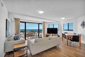 Living area - Meridian Caloundra - beaut 3 bedroom with stunning views (Kings Beach)