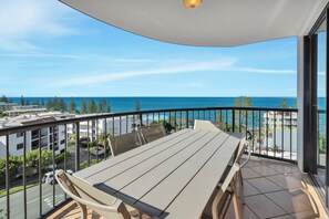 Outdoor dining - Meridian Caloundra - beaut 3 bedroom with stunning views (Kings Beach)