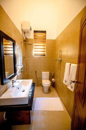 Shower, towels, soap, shampoo - Heaven Villa Anuradhapura (Anuradhapura)