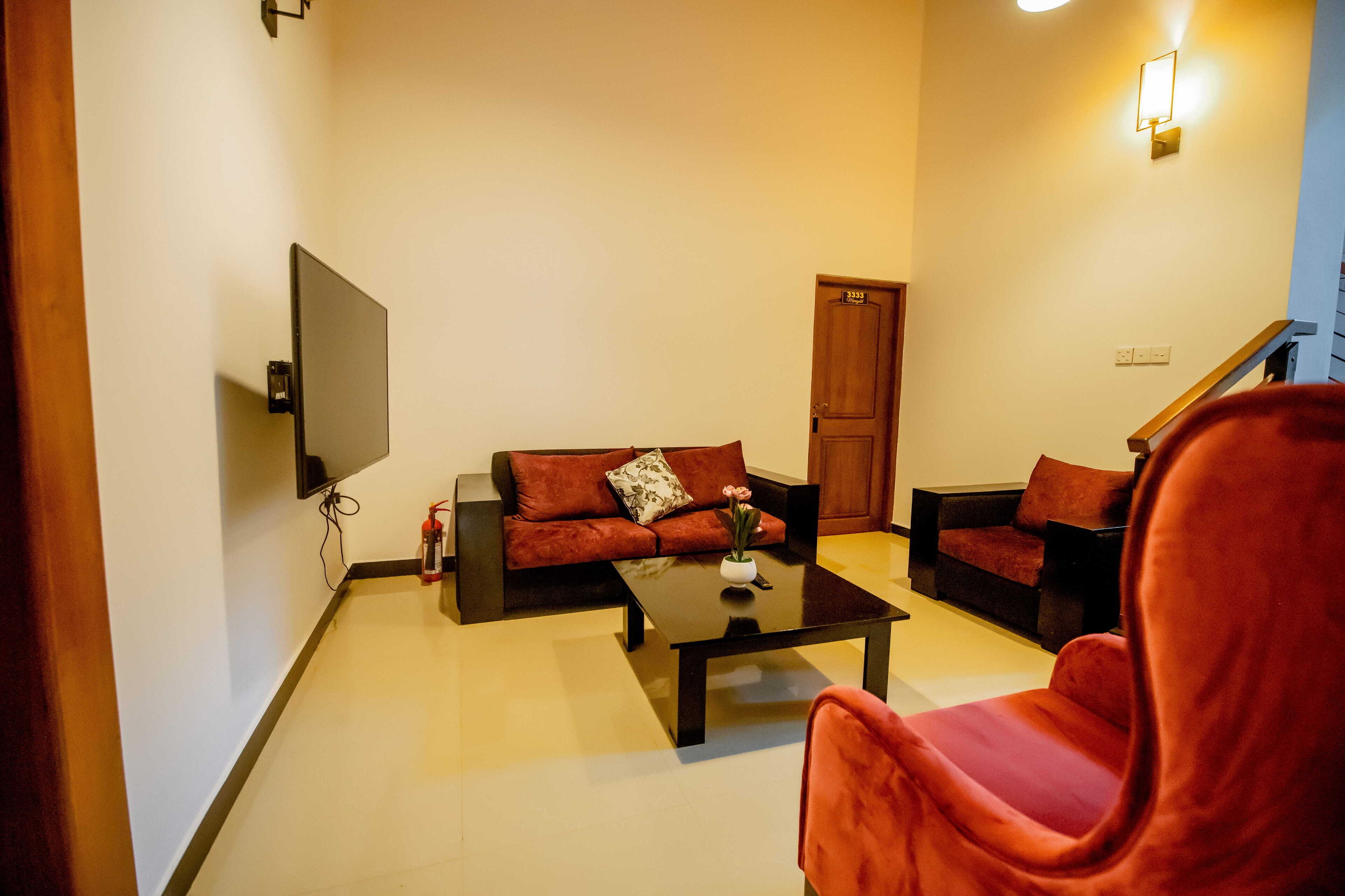 Luxury Quadruple Room, Pool View | Living area