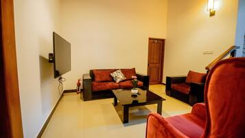 Luxury Quadruple Room, Pool View | Living area