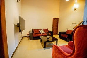 Luxury Quadruple Room, Pool View | Living area - Heaven Villa Anuradhapura (Anuradhapura)