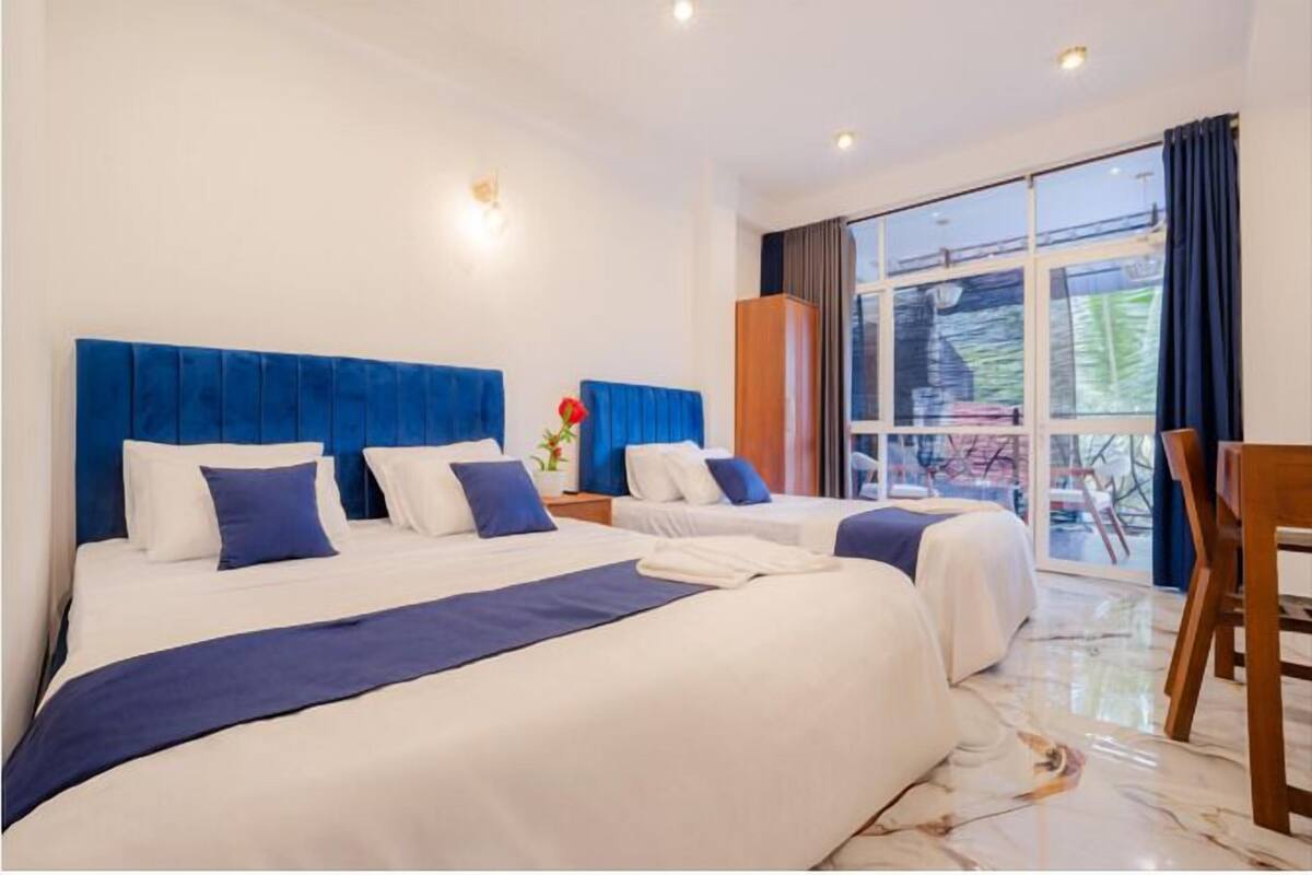 Deluxe driepersoonskamer, balkon | Gratis wifi