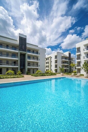 Modern Family 3BR apt . Shared Pool . 15 minutes to the Beach