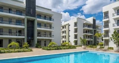 Modern Family 3BR apt . Shared Pool . 15 minutes to the Beach