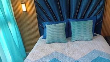 Tabla de planchar con plancha, wifi gratis y ropa de cama