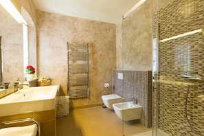 Douche, sèche-cheveux, serviettes fournies