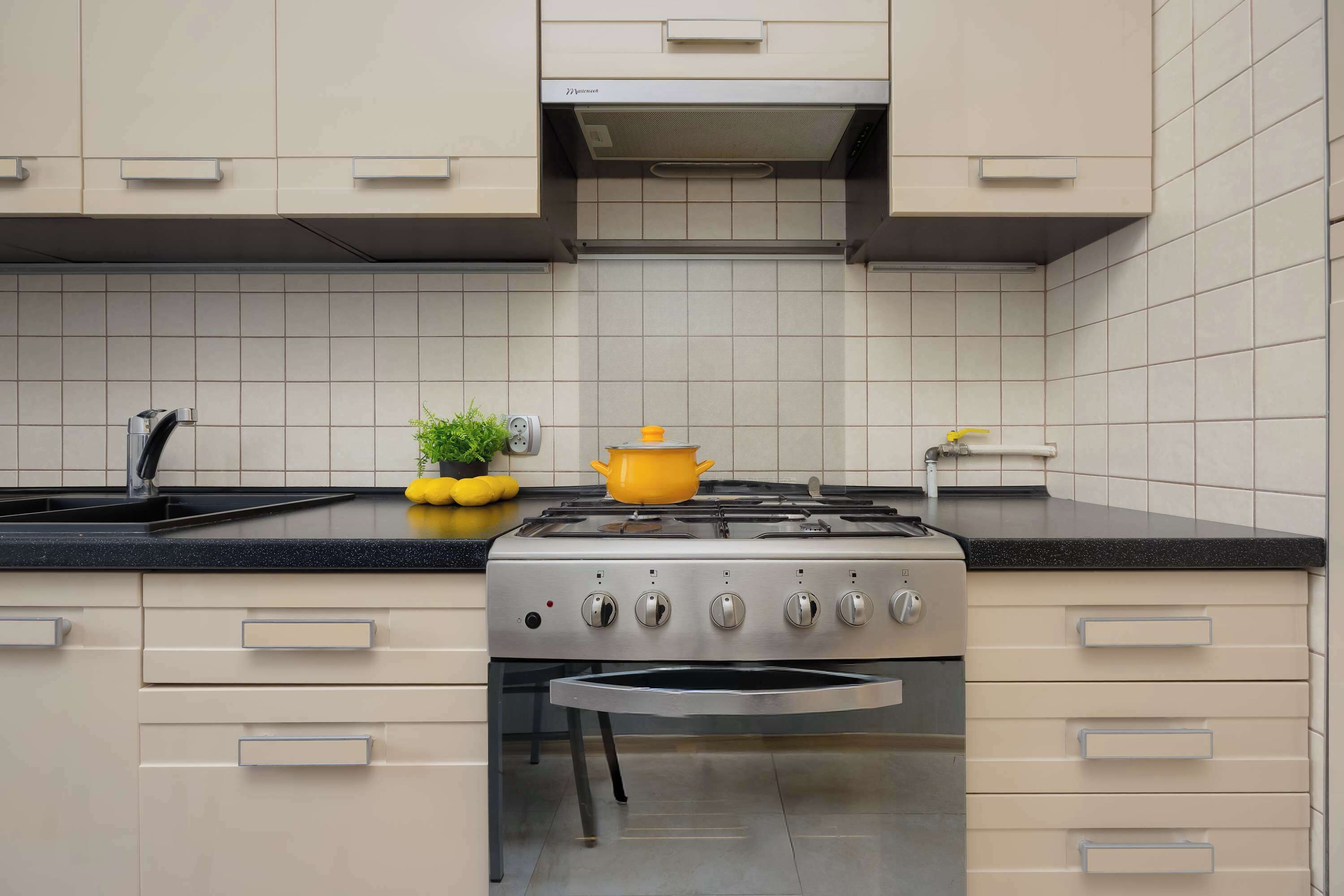 Kylskåp, ugn, spishäll och diskmaskin