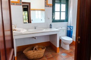 Standard Twin Room | Bathroom | Bathtub, towels, soap, shampoo - Apartamentos Los Álamos de El Pedroso (El Pedroso)