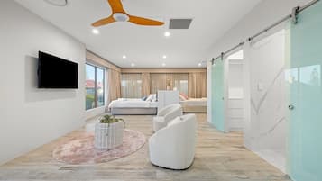 5 habitaciones, escritorio y tabla de planchar con plancha