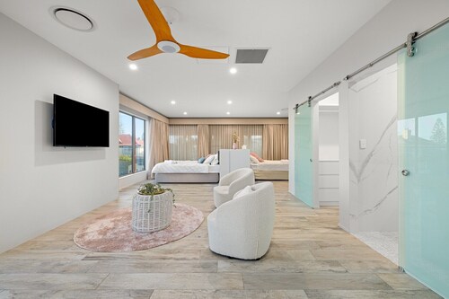 Striking Luxury Home with Garden & BBQ