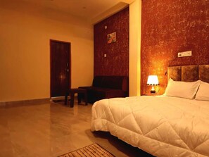 Rollaway beds, free WiFi, bed sheets - Arika Farm House (Indore)