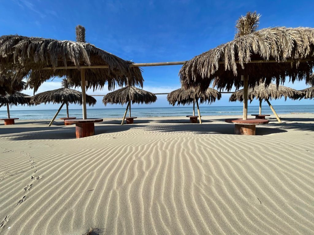 หาดส่วนตัวที่อยู่ใกล้ๆ, ทรายสีขาว, เก้าอี้อาบแดด, ร่มชายหาด