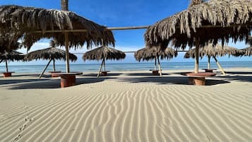 Plage privée à proximité, sable blanc, chaises longues, parasols