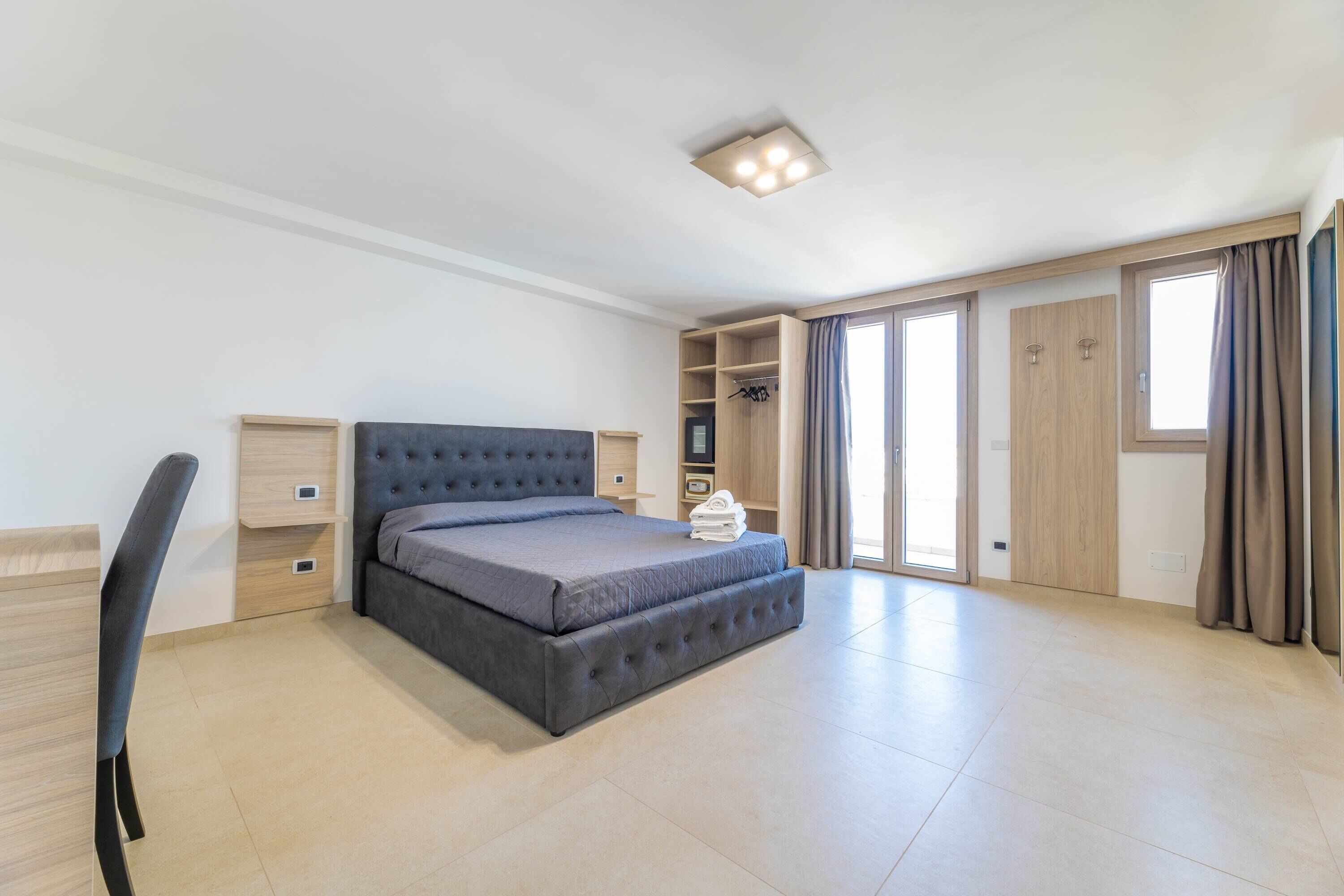 Frette Italian sheets, premium bedding, minibar, in-room safe