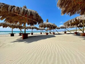 华丽双人房, 阳台 | 海滩 | 在附近的私人海滩、白沙、沙滩椅、海滩遮阳伞