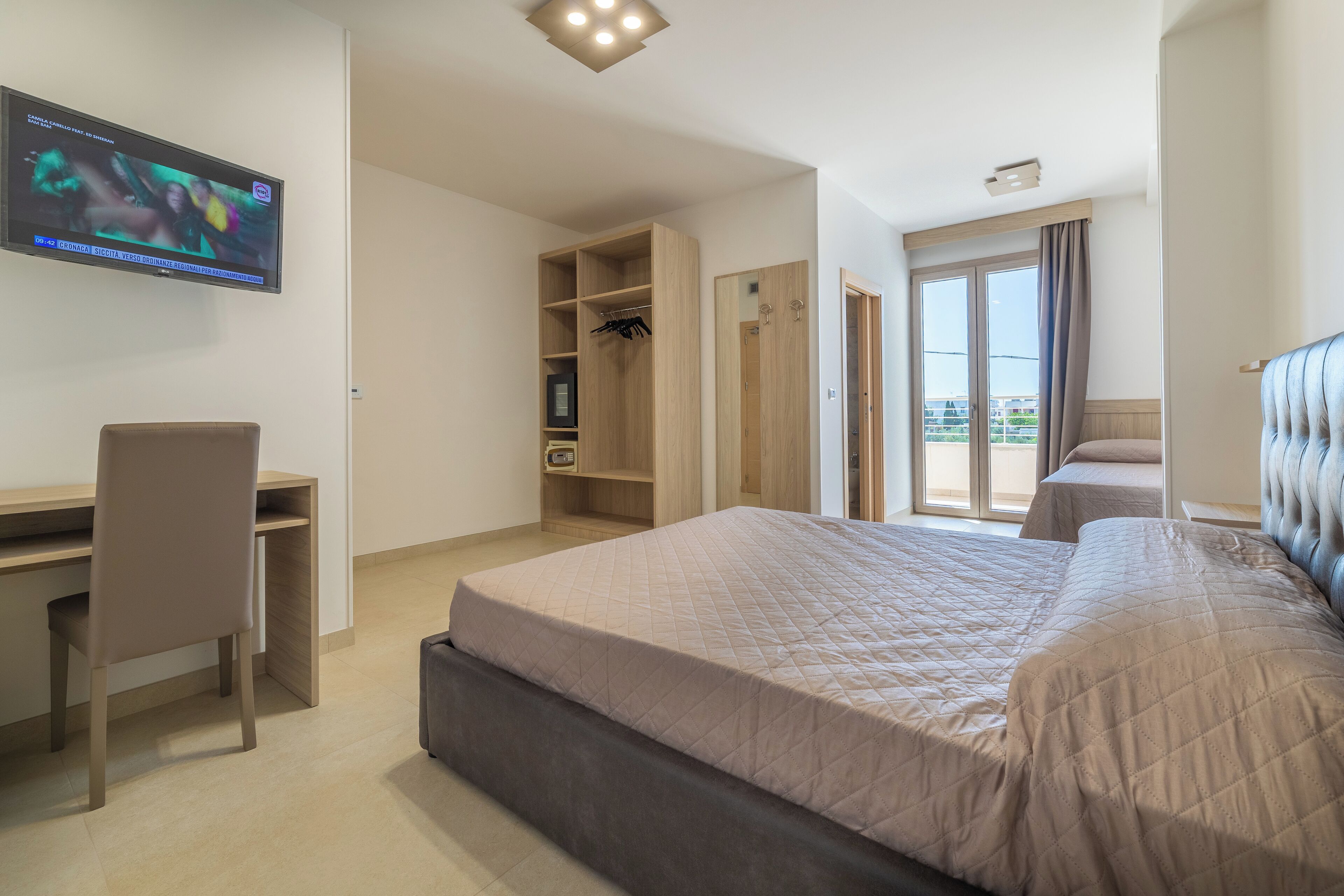 Chambre Double Deluxe, vue ville | Coffres-forts dans les chambres, chambres insonorisées, Wi-Fi gratuit