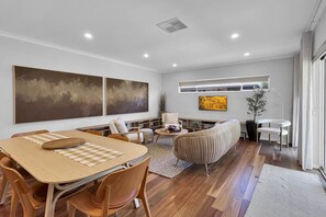 Smart TV - Spacious 3-Bed Home in Leafy Yokine (Yokine)