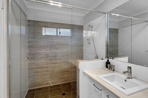 Hair dryer, towels - Spacious 3-Bed Home in Leafy Yokine (Yokine)
