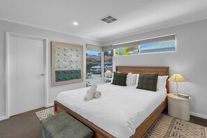 3 bedrooms, iron/ironing board, Internet, bed sheets - Spacious 3-Bed Home in Leafy Yokine (Yokine)