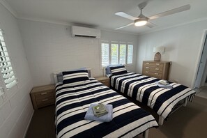 2 bedrooms, iron/ironing board, travel crib, internet - The Palms - Beach Retreat with Pool, Garden, BBQ (Toogoom)