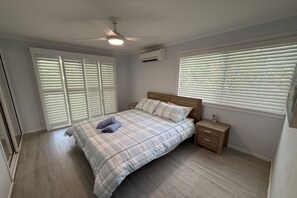 Iron/ironing board, travel cot, Internet, bed sheets - The Palms - Beach Retreat with Pool, Garden, BBQ (Toogoom)