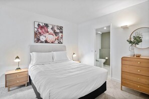 2 bedrooms, iron/ironing board, Internet, bed sheets - Stylish Two-Bed Retreat in Central Melbourne (Melbourne)